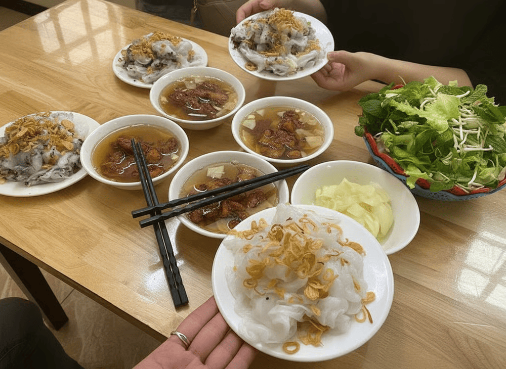 Bánh cuốn Phủ Lý cũng có thể ăn kèm với thịt nướng